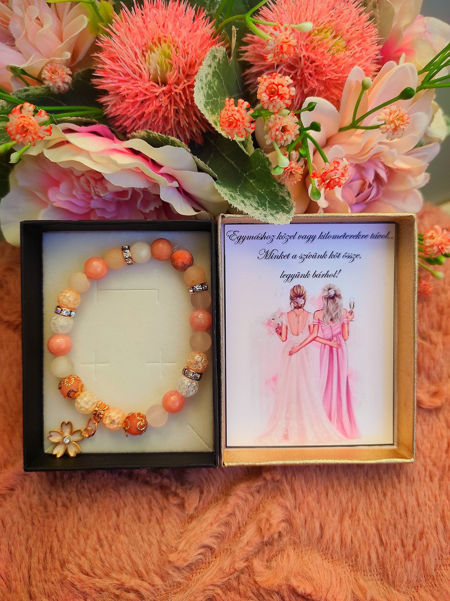 Bézs virágos köszönő karkötő